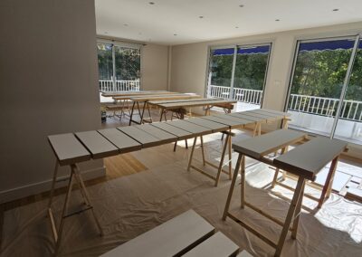 Installation de tous les éléments de la bibliothèque en medium pour mise en peinture sur chantier