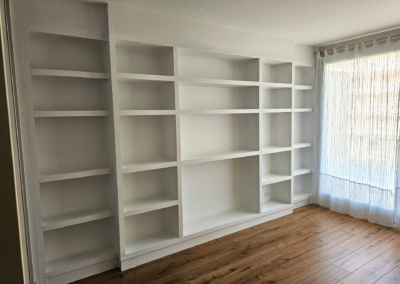 Installation d'une bibliothèque sur mesure en medium blanc laqué à Meylan avant la dernière couche de peinture