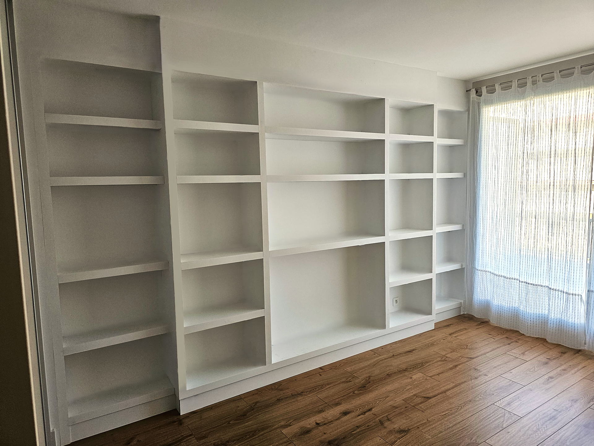 bibliotheque-sur-mesure-medium-blanc-laque-vizille-après Installation d'une bibliothèque sur mesure en medium blanc laqué à Meylan avant la dernière couche de peinture